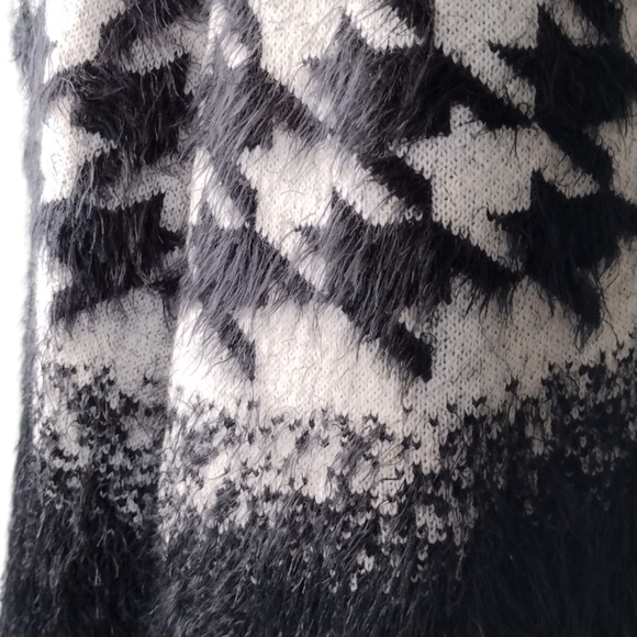 Warm fuzzy soft boho shaggy black white stretch weave knit sweater Fringe vest - Picture 5 of 7